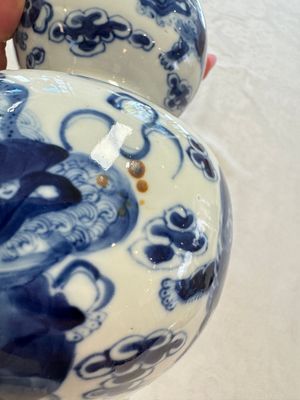 A pair of Chinese blue and white 'Buddhist Lions' triple gourd vases on reticulated wooden stands, 19th C. — photo 11