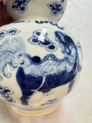 A pair of Chinese blue and white 'Buddhist Lions' triple gourd vases on reticulated wooden stands, 19th C. — photo 12