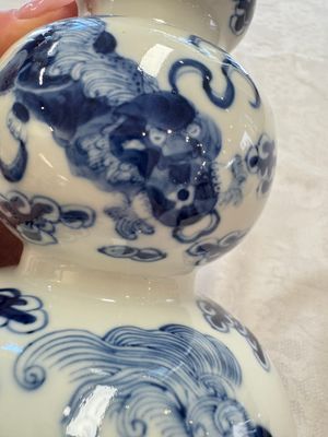 A pair of Chinese blue and white 'Buddhist Lions' triple gourd vases on reticulated wooden stands, 19th C. — photo 13