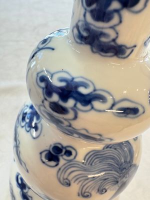 A pair of Chinese blue and white 'Buddhist Lions' triple gourd vases on reticulated wooden stands, 19th C. — photo 14