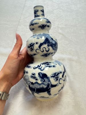 A pair of Chinese blue and white 'Buddhist Lions' triple gourd vases on reticulated wooden stands, 19th C. — photo 2