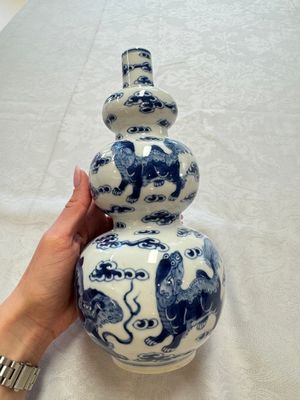 A pair of Chinese blue and white 'Buddhist Lions' triple gourd vases on reticulated wooden stands, 19th C. — photo 21