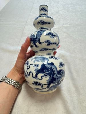 A pair of Chinese blue and white 'Buddhist Lions' triple gourd vases on reticulated wooden stands, 19th C. — photo 22