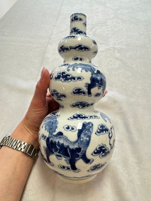 A pair of Chinese blue and white 'Buddhist Lions' triple gourd vases on reticulated wooden stands, 19th C. — photo 23