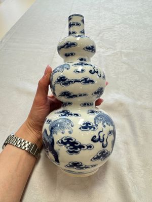 A pair of Chinese blue and white 'Buddhist Lions' triple gourd vases on reticulated wooden stands, 19th C. — photo 24