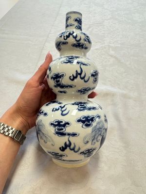 A pair of Chinese blue and white 'Buddhist Lions' triple gourd vases on reticulated wooden stands, 19th C. — photo 3