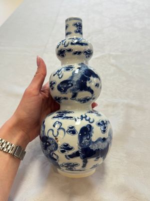A pair of Chinese blue and white 'Buddhist Lions' triple gourd vases on reticulated wooden stands, 19th C. — photo 4