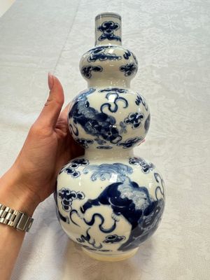 A pair of Chinese blue and white 'Buddhist Lions' triple gourd vases on reticulated wooden stands, 19th C. — photo 5