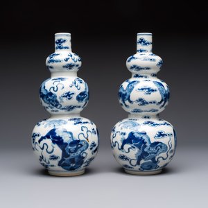 A pair of Chinese blue and white 'Buddhist Lions' triple gourd vases on reticulated wooden stands, 19th C. — photo 2