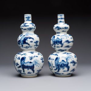 A pair of Chinese blue and white 'Buddhist Lions' triple gourd vases on reticulated wooden stands, 19th C. — photo 3