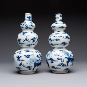 A pair of Chinese blue and white 'Buddhist Lions' triple gourd vases on reticulated wooden stands, 19th C. — photo 4