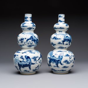 A pair of Chinese blue and white 'Buddhist Lions' triple gourd vases on reticulated wooden stands, 19th C. — photo 5