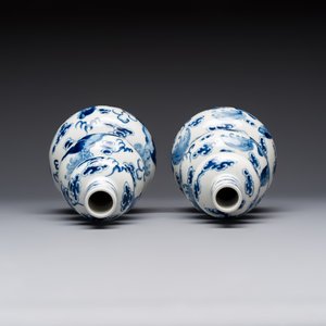 A pair of Chinese blue and white 'Buddhist Lions' triple gourd vases on reticulated wooden stands, 19th C. — photo 6