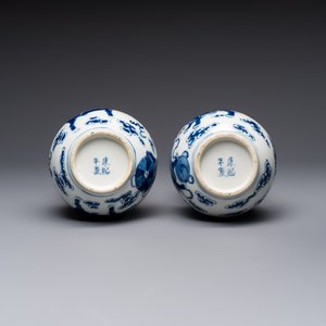 A pair of Chinese blue and white 'Buddhist Lions' triple gourd vases on reticulated wooden stands, 19th C. — photo 7
