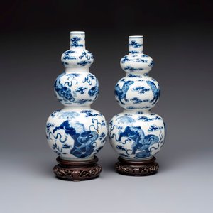 A pair of Chinese blue and white 'Buddhist Lions' triple gourd vases on reticulated wooden stands, 19th C. — photo 9