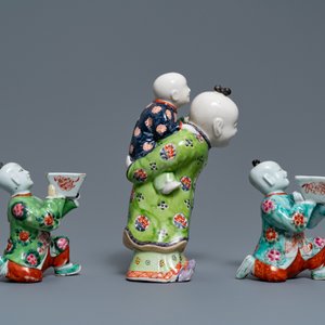 A pair of Chinese blue and white candlesticks and three famille rose figures of boys, 19th C. — 照片 13