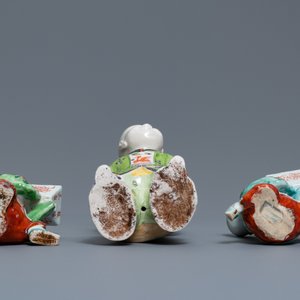 A pair of Chinese blue and white candlesticks and three famille rose figures of boys, 19th C. — 照片 14