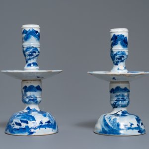 A pair of Chinese blue and white candlesticks and three famille rose figures of boys, 19th C. — 照片 2
