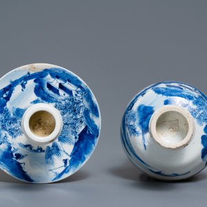A pair of Chinese blue and white candlesticks and three famille rose figures of boys, 19th C. — 照片 6