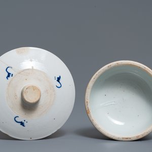 A pair of Chinese blue and white candlesticks and three famille rose figures of boys, 19th C. — 照片 7