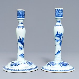 A pair of Chinese blue and white candlesticks, Kangxi/Qianlong — 照片 1