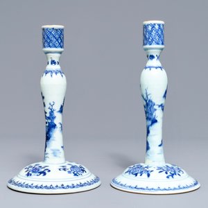 A pair of Chinese blue and white candlesticks, Kangxi/Qianlong — 照片 2
