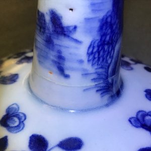 A pair of Chinese blue and white candlesticks, Kangxi/Qianlong — 照片 7