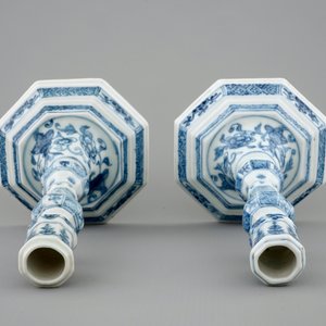 A pair of Chinese blue and white candlesticks, Qianlong, 18th C. — photo 6