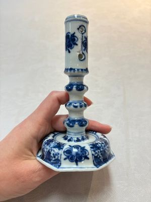 A pair of Chinese blue and white candlesticks with floral design, Kangxi — photo 1