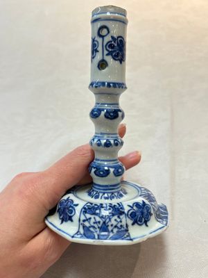 A pair of Chinese blue and white candlesticks with floral design, Kangxi — photo 11