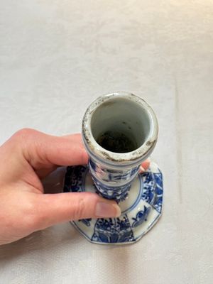 A pair of Chinese blue and white candlesticks with floral design, Kangxi — photo 12
