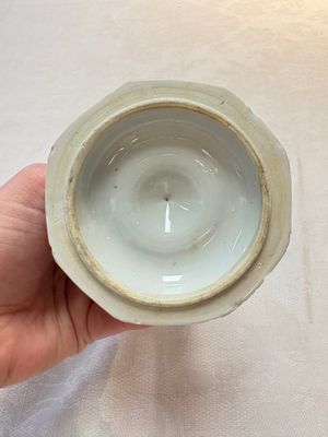 A pair of Chinese blue and white candlesticks with floral design, Kangxi — photo 13