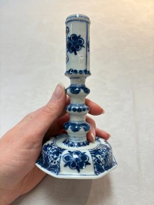 A pair of Chinese blue and white candlesticks with floral design, Kangxi — photo 2