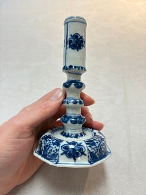 A pair of Chinese blue and white candlesticks with floral design, Kangxi — photo 3