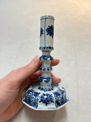 A pair of Chinese blue and white candlesticks with floral design, Kangxi — photo 4