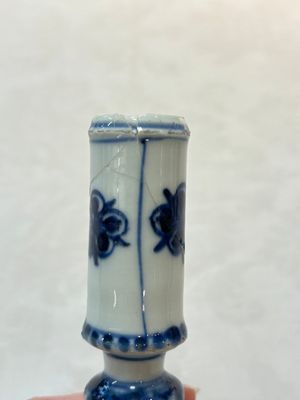 A pair of Chinese blue and white candlesticks with floral design, Kangxi — photo 5
