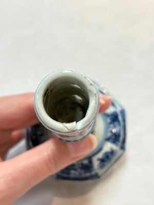 A pair of Chinese blue and white candlesticks with floral design, Kangxi — photo 6