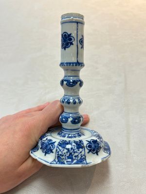A pair of Chinese blue and white candlesticks with floral design, Kangxi — photo 8