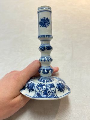 A pair of Chinese blue and white candlesticks with floral design, Kangxi — photo 9