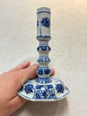 A pair of Chinese blue and white candlesticks with floral design, Kangxi — photo 10