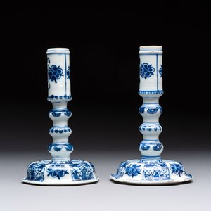 A pair of Chinese blue and white candlesticks with floral design, Kangxi — photo 1