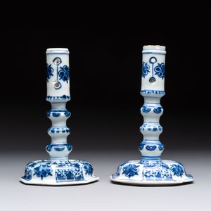 A pair of Chinese blue and white candlesticks with floral design, Kangxi — photo 2