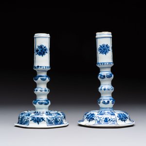 A pair of Chinese blue and white candlesticks with floral design, Kangxi — photo 3