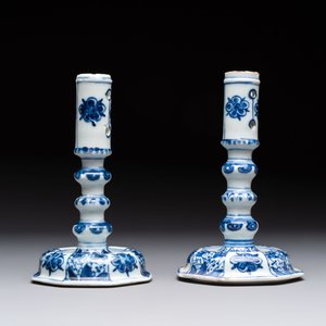 A pair of Chinese blue and white candlesticks with floral design, Kangxi — photo 4