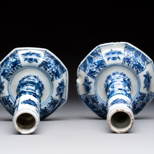 A pair of Chinese blue and white candlesticks with floral design, Kangxi — photo 6
