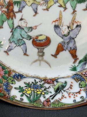 A pair of Chinese blue and white Canton-decorated plates, a famille rose 'playing boys' plate and a reticulated plate, 19th C. — 照片 11