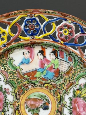 A pair of Chinese blue and white Canton-decorated plates, a famille rose 'playing boys' plate and a reticulated plate, 19th C. — 照片 3