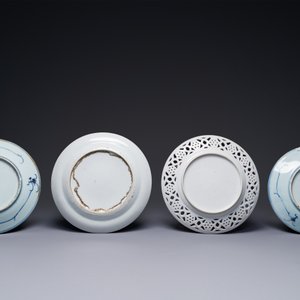 A pair of Chinese blue and white Canton-decorated plates, a famille rose 'playing boys' plate and a reticulated plate, 19th C. — 照片 2