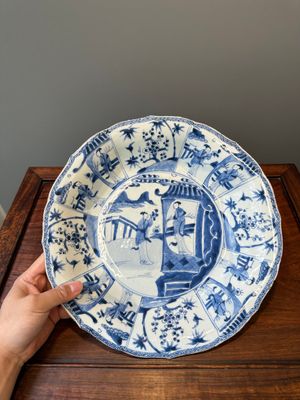 A pair of Chinese blue and white 'Cao sisters' dishes, Kangxi/Yongzheng — 照片 9