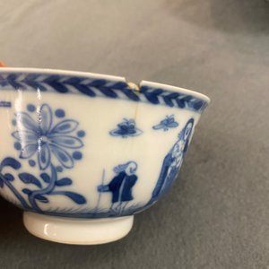 A pair of Chinese blue and white 'Caritas' cups and saucers, Kangxi/Yongzheng — 照片 11